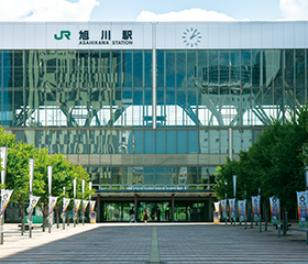 JR「旭川」駅（出入口3） 徒歩4分（約320m）