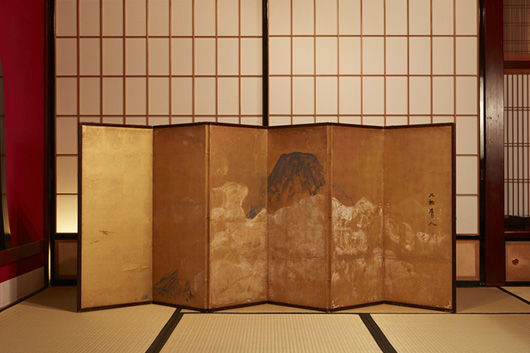 古今の芸術家と同様、魯山人も富士を好んで描いた。本作は夏富士の颯爽とした姿を活写する。
