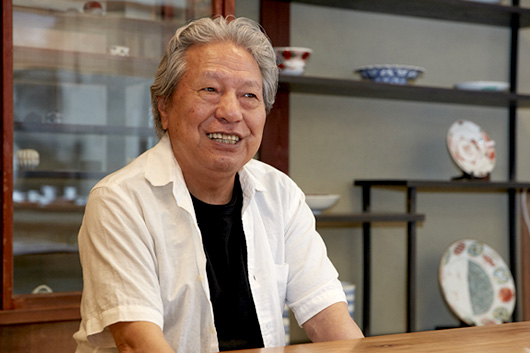 初代須田菁華の曾孫に当たる四代目。須田家は色絵の技術を受け継ぐだけでなく、料理上手も受け継ぐ。