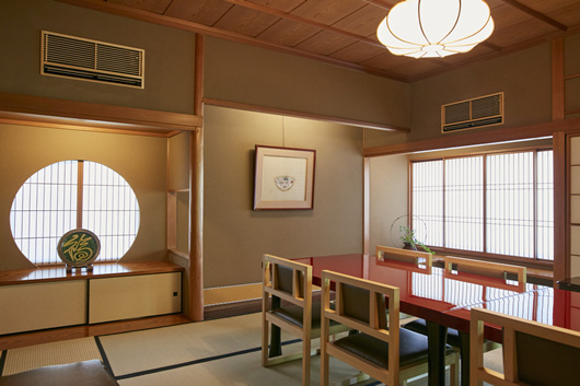 福田家の開業時、魯山人は総合ディレクターの立場で内装等を指示した。そのため器以外にも行灯や掛軸等、様々な調度品が福田家に残る。