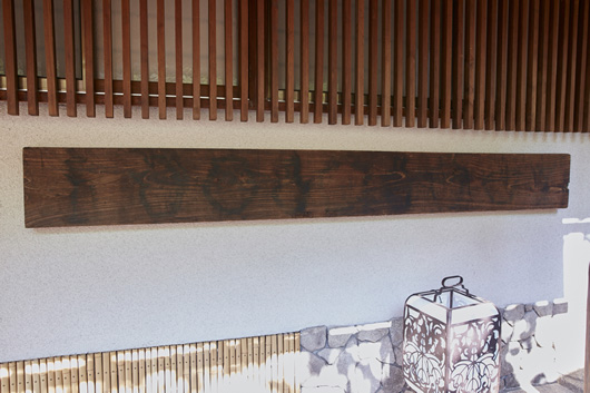 第二次大戦後、福田マチが妹のために銀座に魯山人作品の専売店「火土火土美房」を開くと、外国人客を通して魯山人の名は海外でも知られるようになる。その店の看板が、現在は福田家の入り口に飾られている。