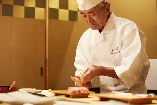 終戦の年に生まれた今田洋輔氏。50年以上寿司を握ってきた手の動きは、芸術的に美しい。