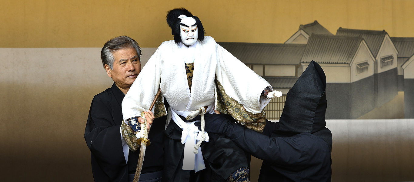 渡邊綱の人形で、舞台の動きを再現。左遣いをつとめる吉田玉佳さんは入門三十年になる。