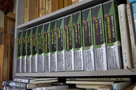 自宅の書架の一角。多数の著書と、1996年から98年にかけて出版された『馬場あき子全集』が並ぶ。