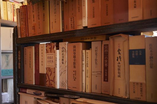 自宅は馬場あき子氏が1978年に立ち上げた短歌会「かりん」の拠点でもある。家中に関係者の歌集など大量の本が積み上げられている。