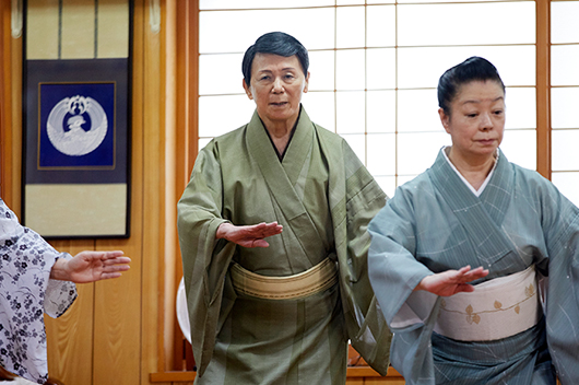 宮城能鳳組踊琉舞研究所で。80歳を過ぎてなお2時間立ったままで指導することもある。