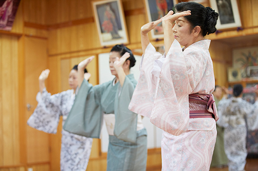指導を受けている嘉手苅幸代さん、諸見里春代さん、宮城能乃さんは沖縄の舞台で活躍する舞踊家で、技を磨くために「宮城能鳳組踊琉舞研究所」に通っている。