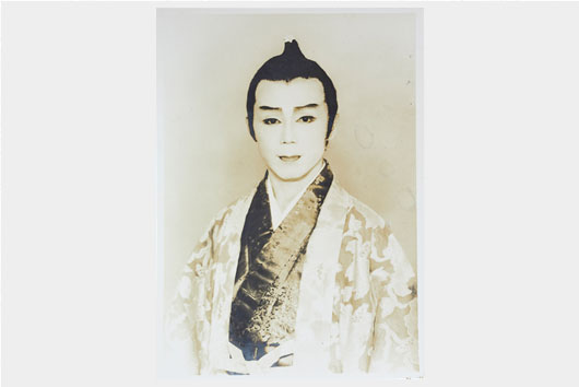 30代半ばの頃。琉球舞踊「仲里節」で里之子（さとぬしー）を演じた。この頃は、組踊でも男性の役が多かった。写真提供：宮城能鳳