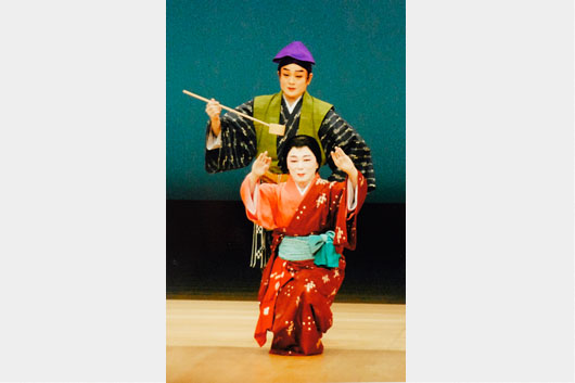 弟子の新垣悟さんと「かなよー天川（あまかわ）」を踊る。高校時代から宮城能鳳氏の指導を受けた新垣悟さんは、若手の人気役者に成長した。写真提供：宮城能鳳