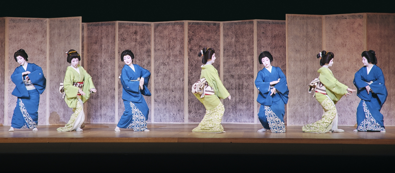 花街の芸妓による日本舞踊の公演では、華やかな群舞が見もののひとつ。写真は、東京・新橋演舞場で行われる「東をどり」。
            1925（大正14）年に始まる東をどりは、ふだんは「一見さんお断り」の花街の文化にふれる貴重な機会となっている。写真提供：東京新橋組合