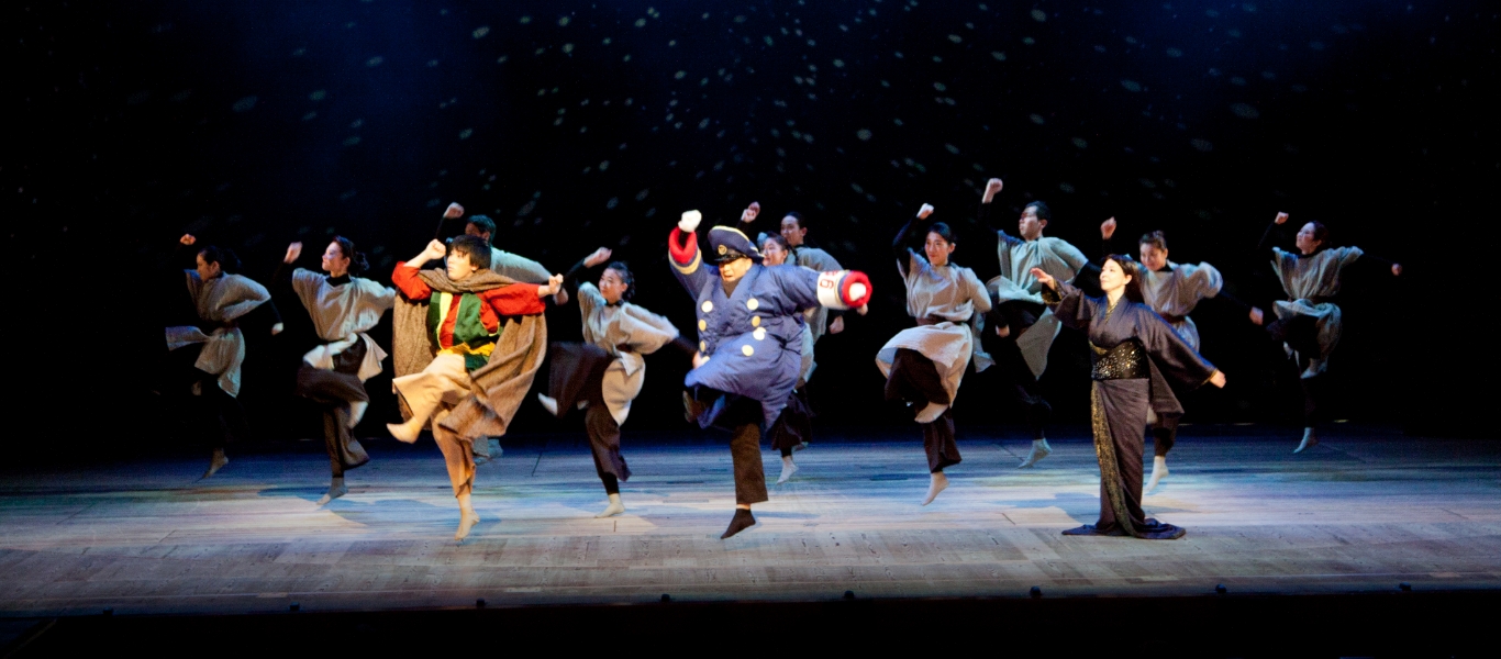 第5回日本舞踊 未来座=才（SAI）=日本舞踊『銀河鉄道999』　
            本作では若手世代が流派を超えて集まり、伝統を現代に輝かせる試みとして『銀河鉄道999』を舞踊化。斬新な演出が話題を呼んだ。写真提供：（公社）日本舞踊協会