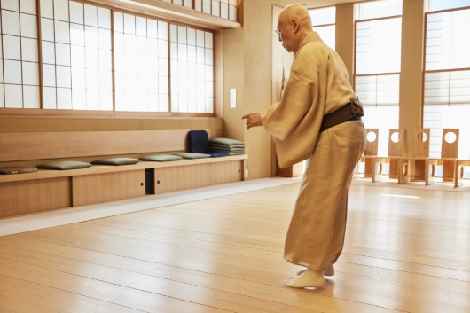 日本舞踊では重心が少し低めに、安定していることが重要である。「安定する腰の位置を知るには、このように後ろ向きに小さく飛ぶとわかりやすいです」と尾上墨雪氏は言う。