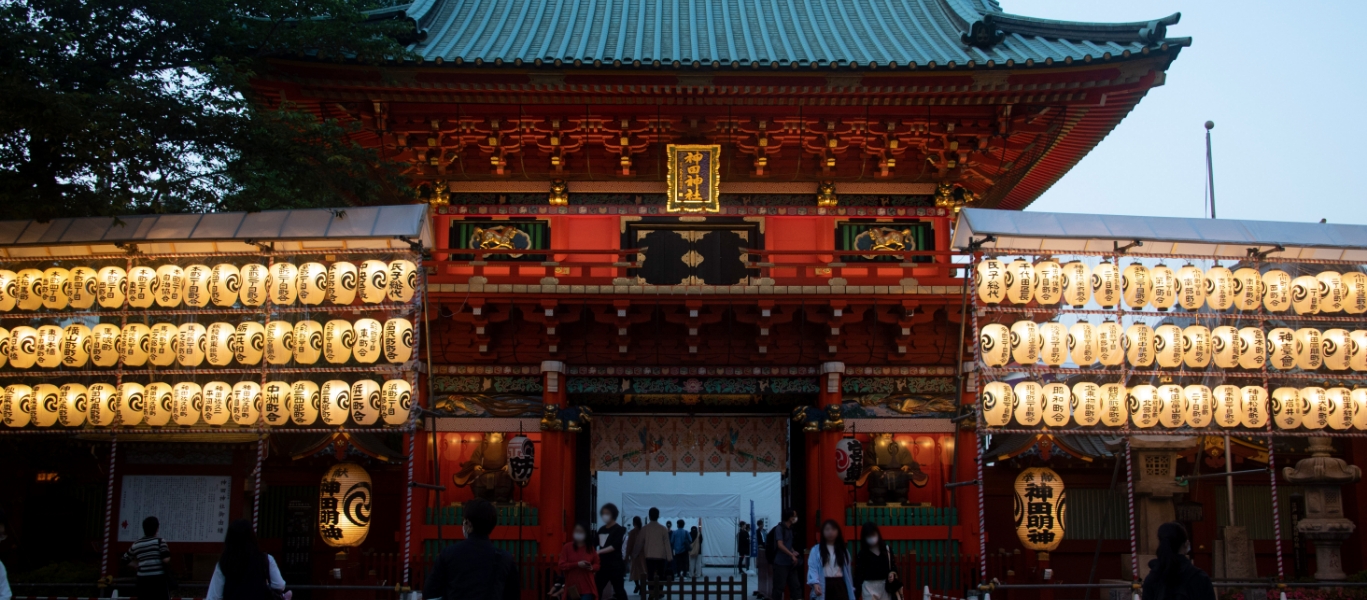 能は祈りに根差した芸能でもあり、寺社で奉納のために開催される機会も多い。東京・神田明神の薪能では御神殿（国有形登録文化財）に舞台を設置。当日の境内は特別な雰囲気に。
