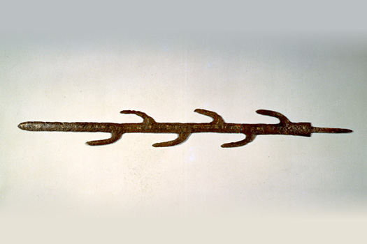 石上神宮の七支刀（国宝）。金の象嵌（ぞうかん）の文字で、369年に倭王のためによく鍛えた鉄で七支刀をつくったことが記されている。そのため、鍛造でつくられたというのが定説だ。写真提供：石上神宮
