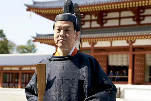 奈良県の薬師寺で「献香式」にのぞむ三條西堯水氏。寺社の行事では、公家の家柄らしく、衣冠（いかん）を身につける。